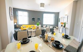 Spacious & Modern 3-Bed & High Ceiling